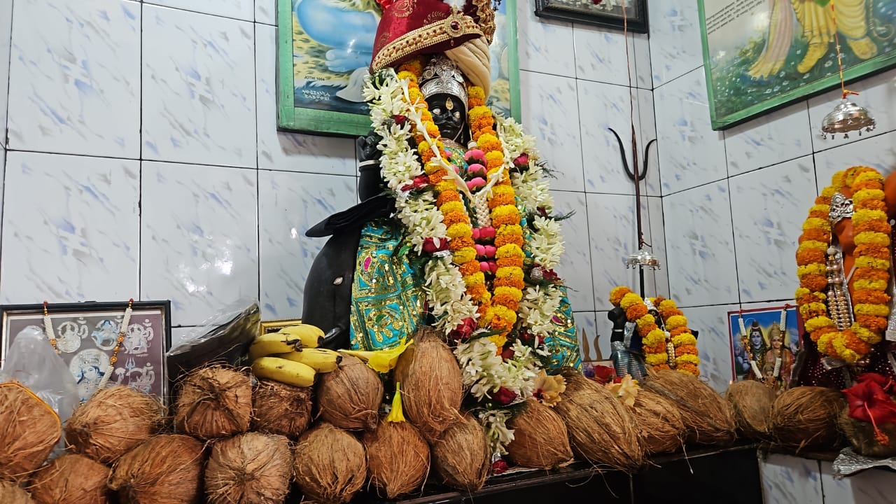 Pathalgaon के शनि मंदिर में शनि जयंती के उपलक्ष्य में लगा भव्य भंडारा , वर्षा होने के बाद भी भक्तों ने प्रसाद ग्रहण किया
